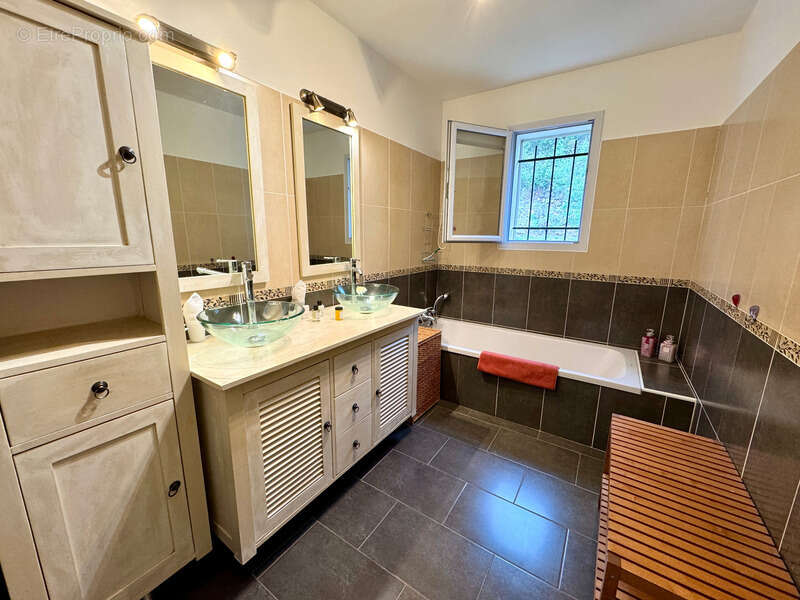 A vendre : Villa contemporaine de plain-pied avec piscine chauffée et vue montagne (Corse) - photo 15
