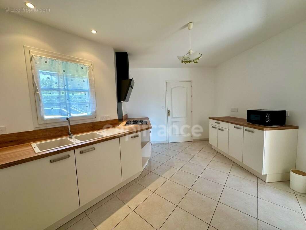 Maison à vendre de plain-pied - 2 chambres - 2 000 m² terrain - CHALLANS (85) - photo 4