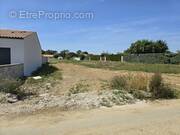 Terrain à SAINT-LAURENT-DE-LA-PREE