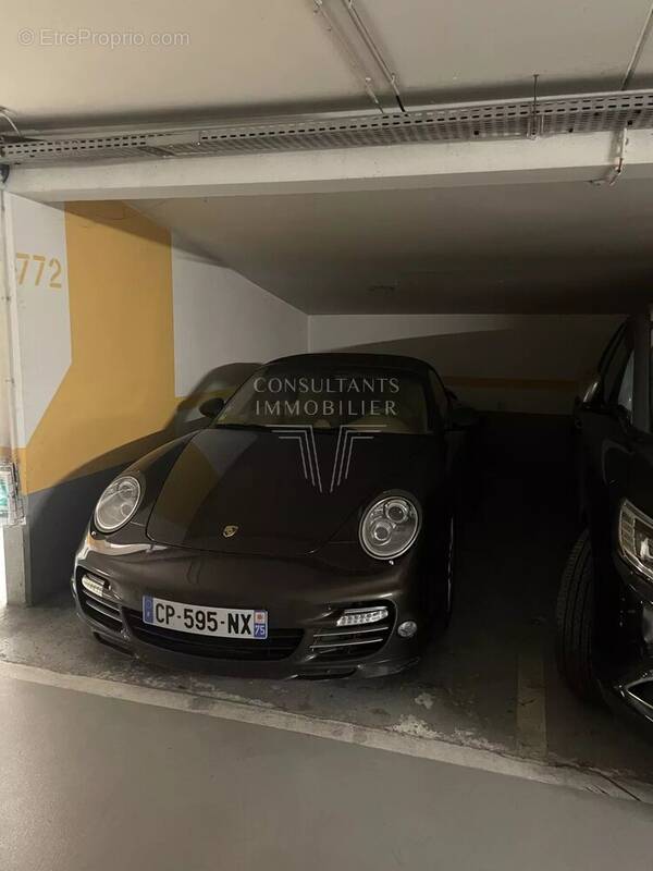 Parking à PARIS-16E