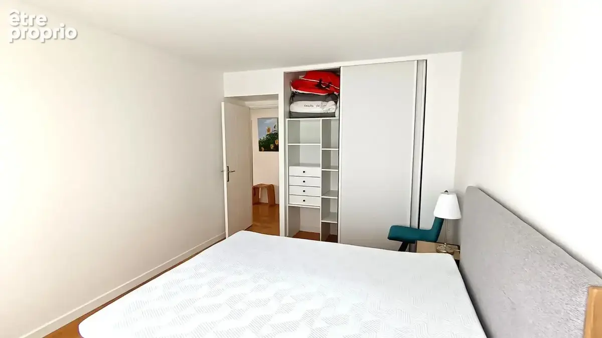 PARIS XVème, bords de Seine superbe 3 pièces de 77 m2 avec balcon, 2 grandes caves et parking en sous-sol. - photo 9