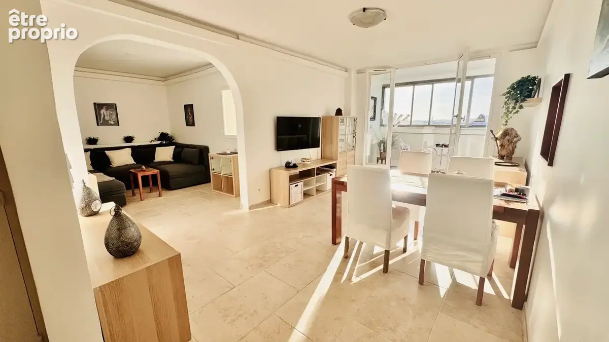 Bel appartement 4 chambres, rénové, extérieur et parking, proche du port et du Mourillon - photo 1
