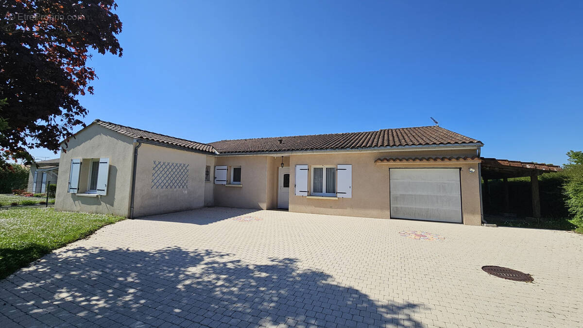 Maison à MONTMOREAU-SAINT-CYBARD