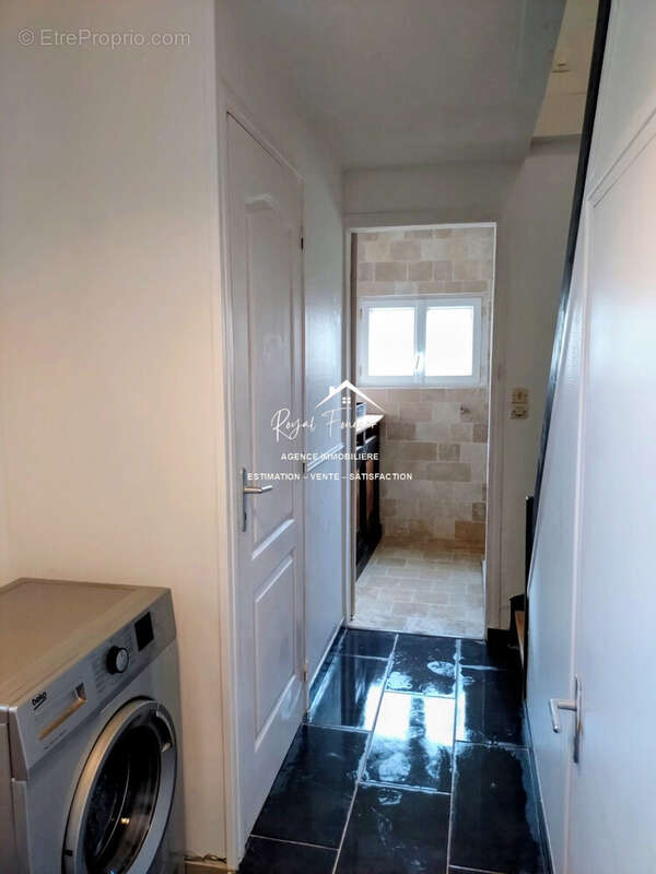 Espace buanderie et couloir pour accéder à la salle d'eau - Maison à BOSSAY-SUR-CLAISE