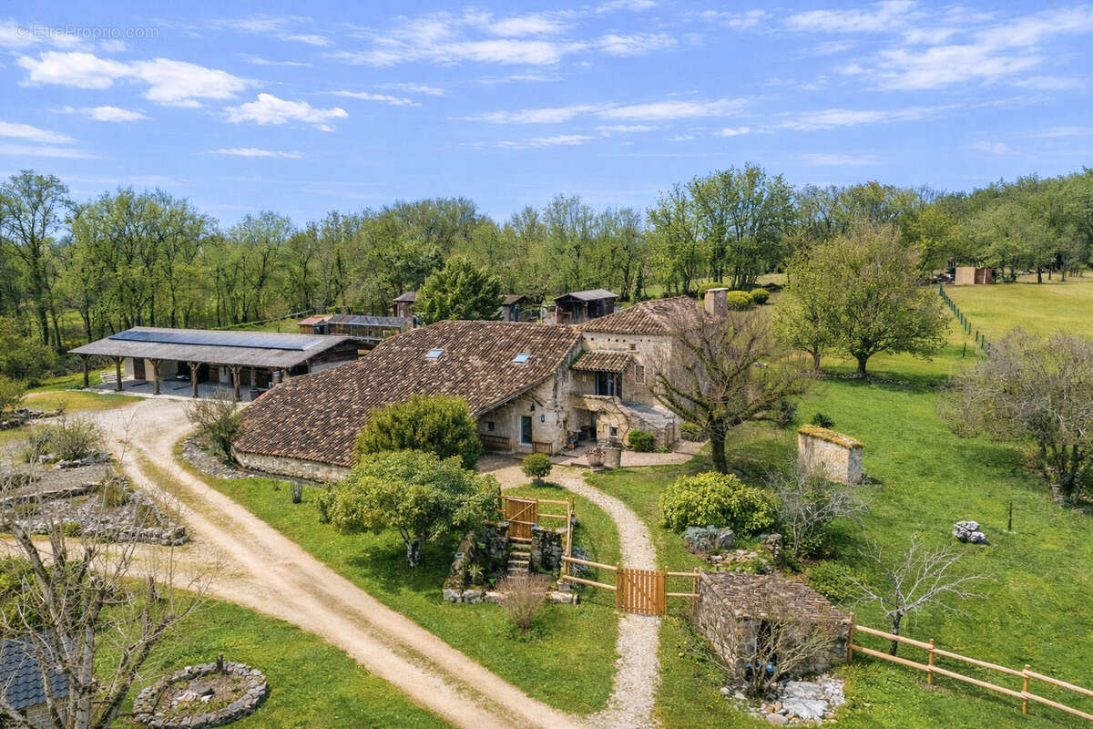 Propriété de campagne avec gîte, écuries et dépendances - photo 9