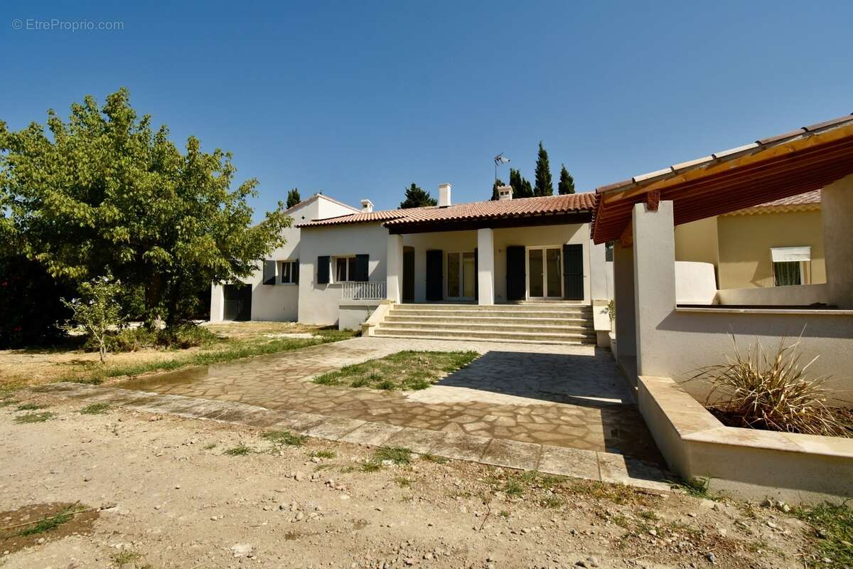 Maison à vendre 5 pièces FONTVIEILLE (13) - photo 5
