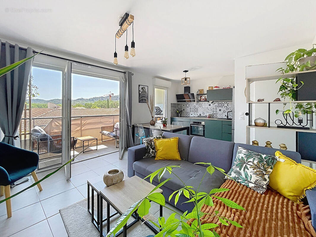 Appartement à LA ROQUE-D'ANTHERON