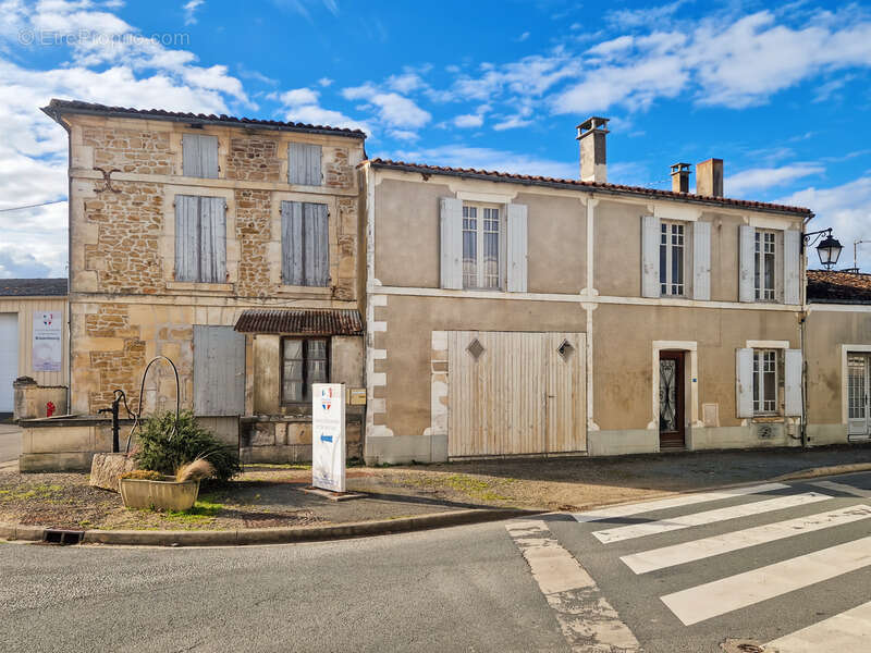 Maison à BRIZAMBOURG