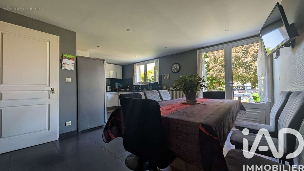 Maison 190 m² à Sainte-Eulalie  - photo 9