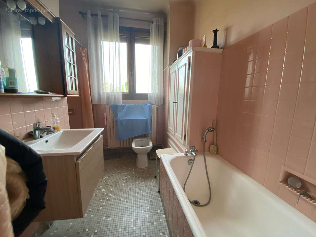 Maison située à Saint Just dans un quartier calme. - photo 6