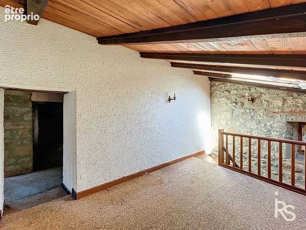 Un ensemble de deux maisons en pierre A RENOVER de 221 m2, 8,78 ha de terrain dont 3440 m2 proche. - photo 13