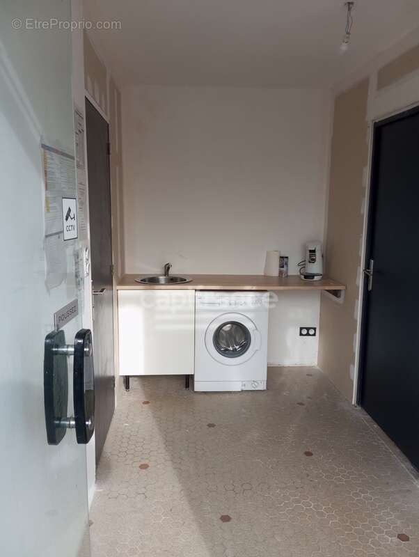 Proche de NOIRETABLE  (42) Local commercial/bureau de 50 M2 avec grand parking clos - photo 3