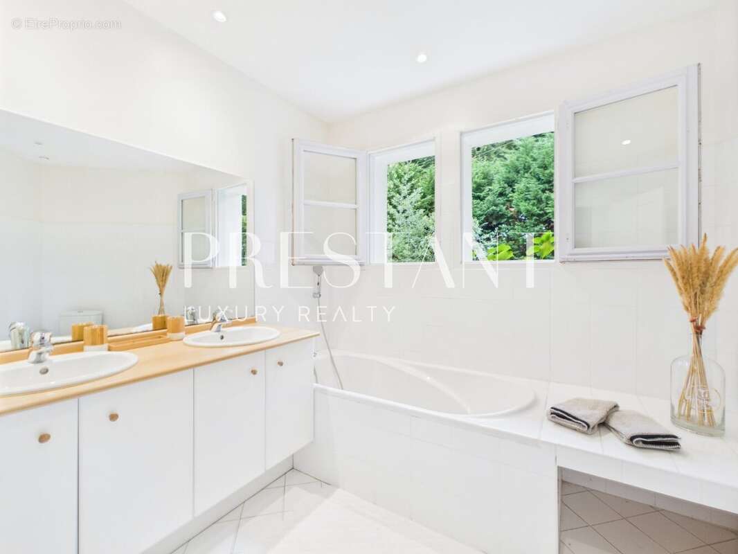 A vendre, Maison de charme 5 chambres vue dominante - photo 12