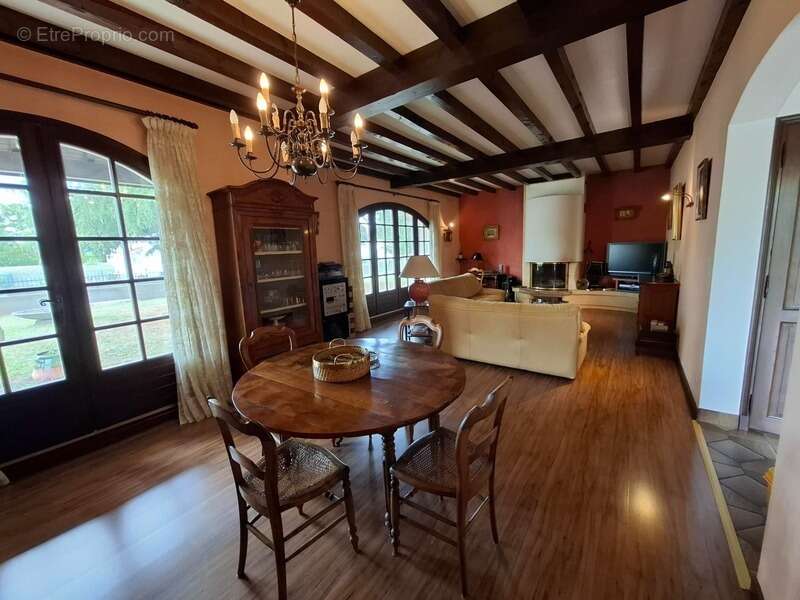 Maison à VIC-LE-COMTE