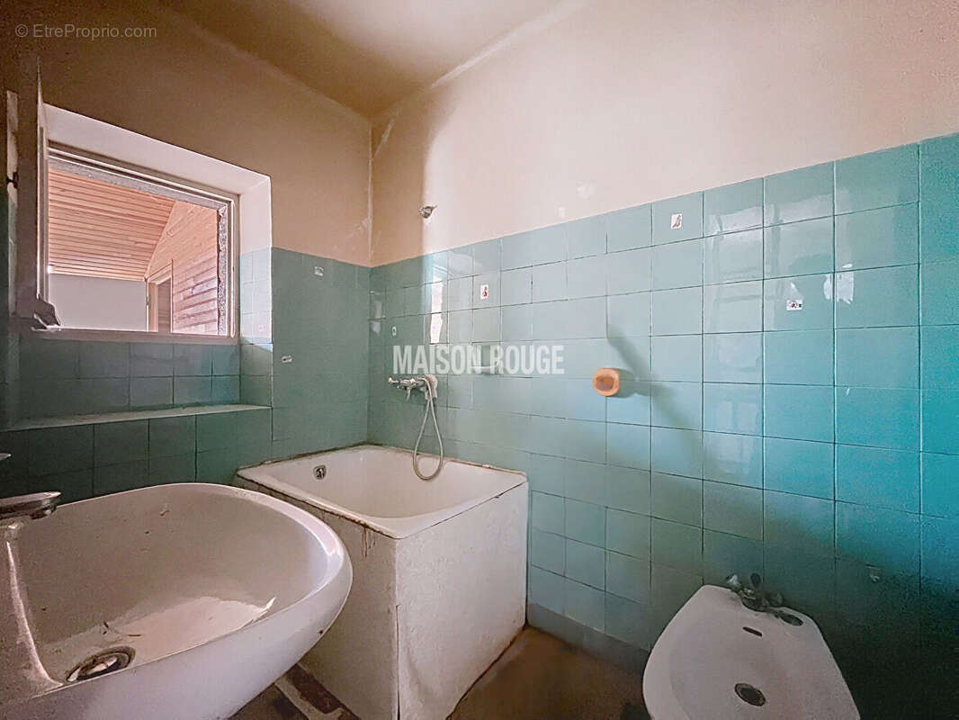 TRESSE - Maison en pierre à rénover avec jardin de 900 m², garage et beau potentiel d'aménagement - photo 11