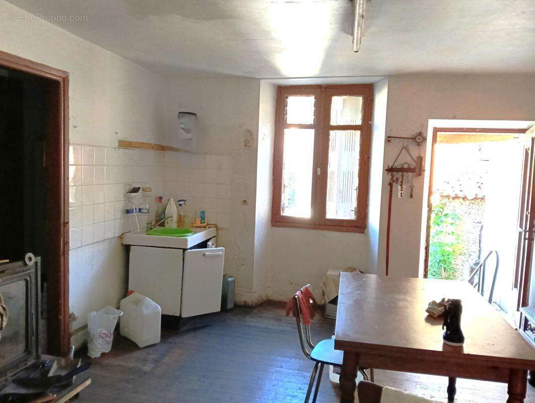 SOUS OFFRE ACCEPTEE - VIVIEZ - Maison 2/3 chambres, garage, jardin et caves - photo 4