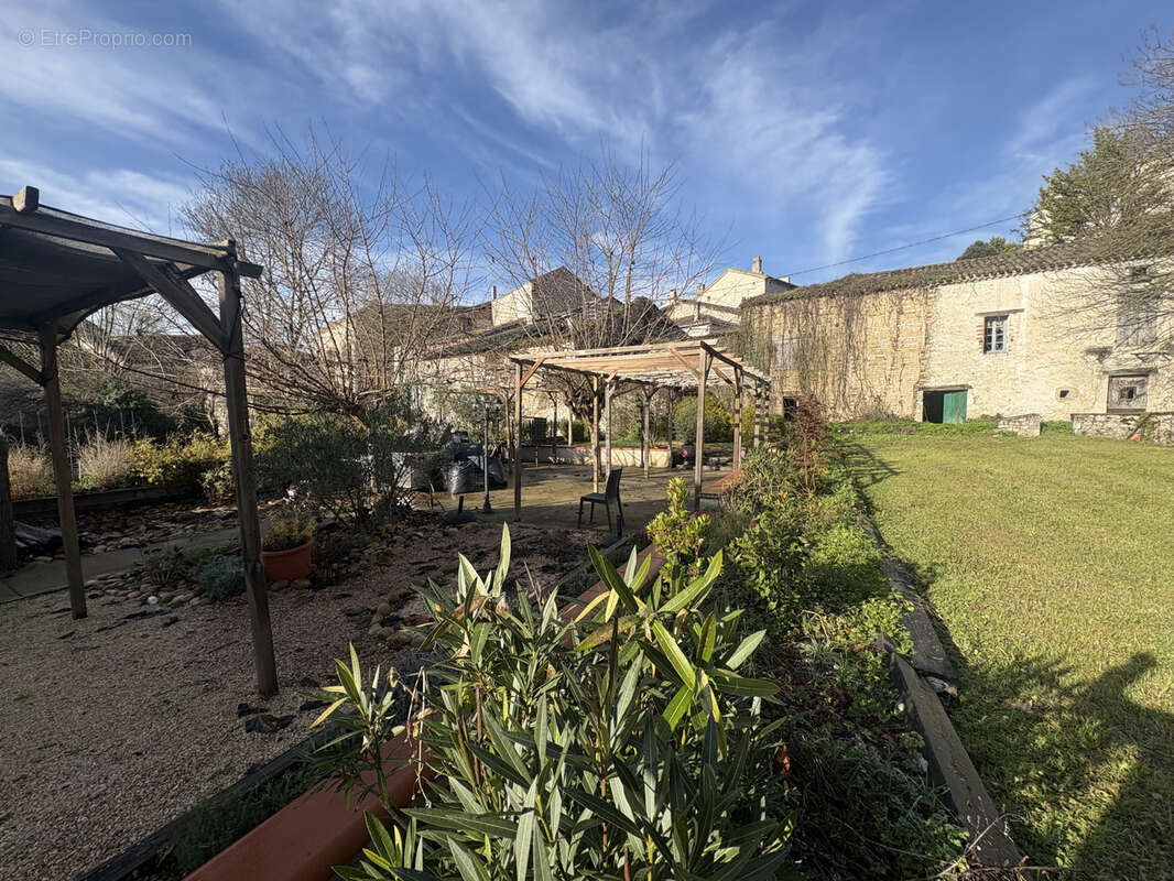 Commerce à MONTAIGU-DE-QUERCY