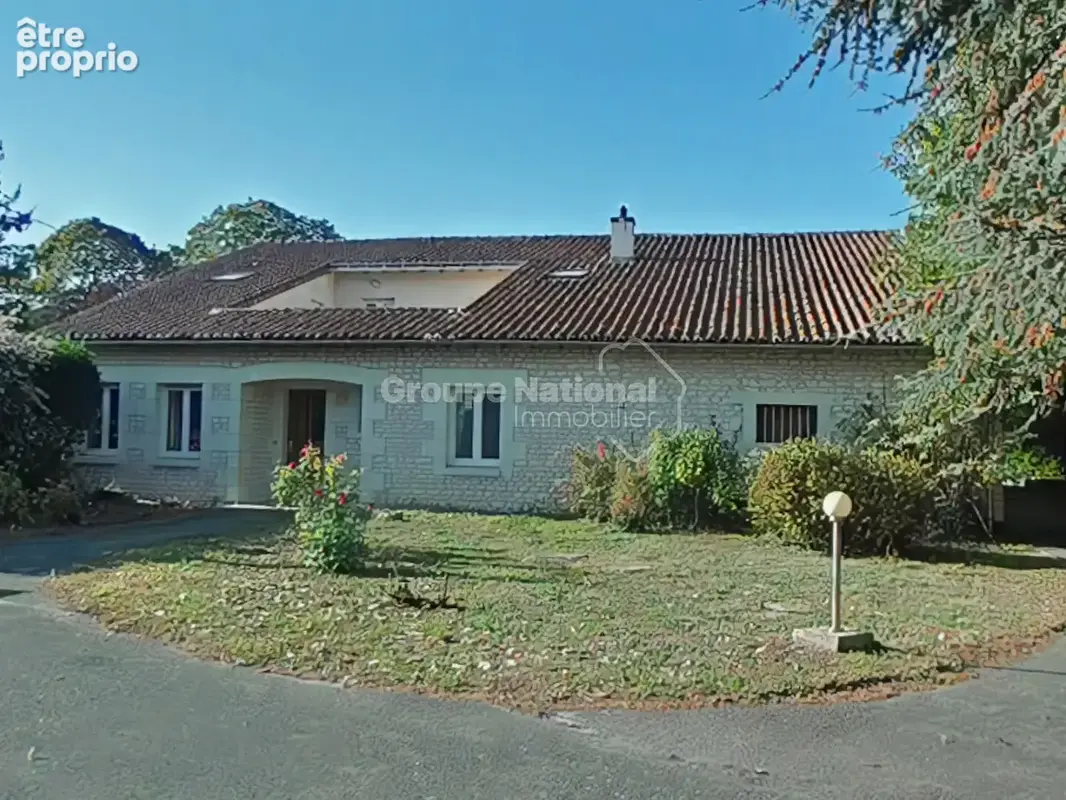 Exclusivité, propriété de caractère avec piscine, rooftop et dépendances à rilly-sur-vienne - photo 12