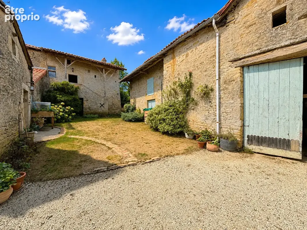Superbe maison de maître rénovée de 4 chambres avec jardins paysagers, dépendances et maison du XVIIIe siècle à rénover - photo 21