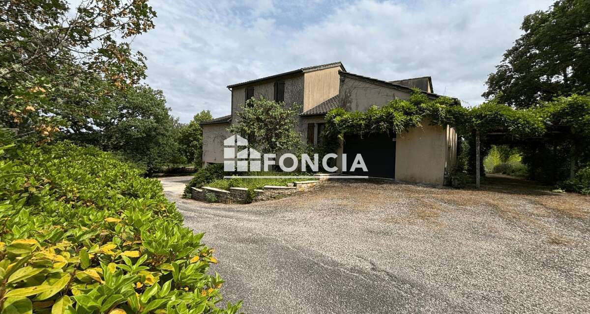 Maison idéalement situé avec piscine sur 1,7 ha de terrain - photo 2