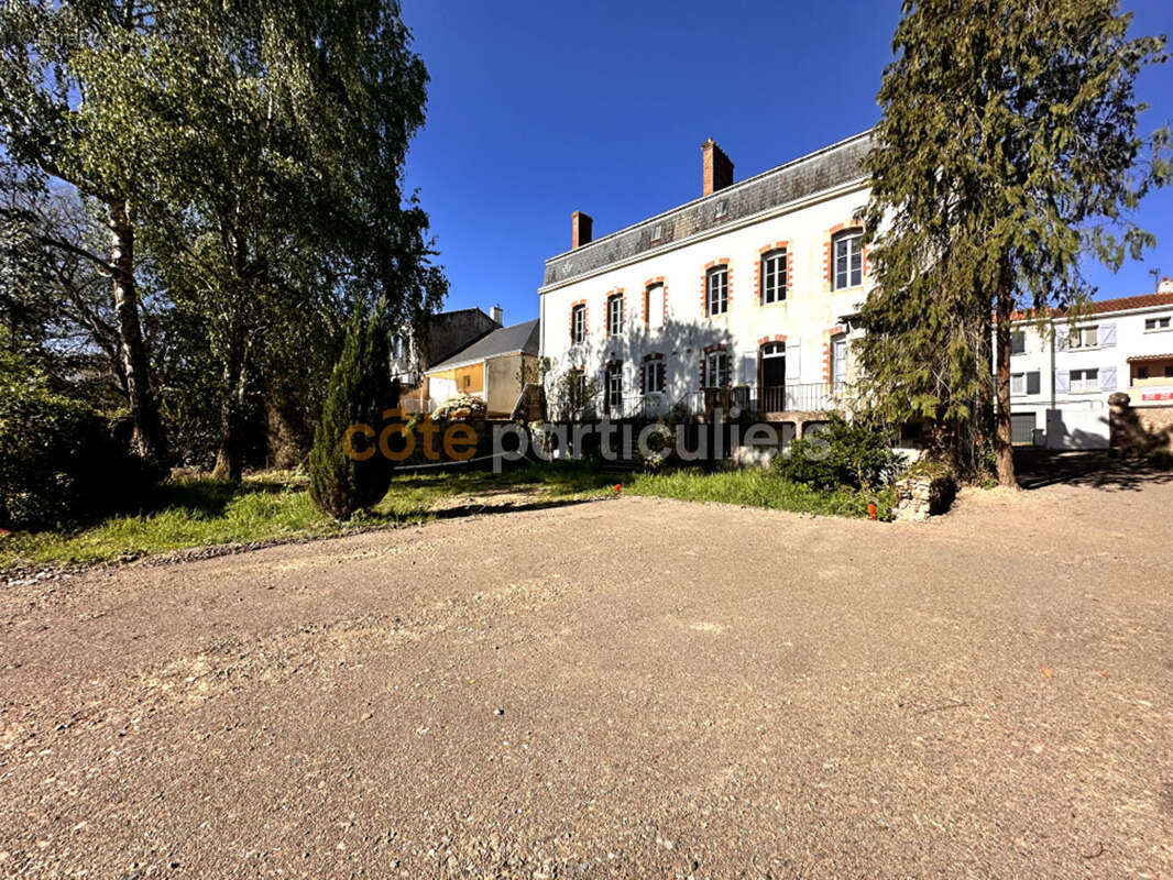 Talmont-saint-hilaire -- maison de maître en pierre -- 283 m² -- 12 pièces -- charme de l'ancien -- centre-ville -- commerces et - photo 3