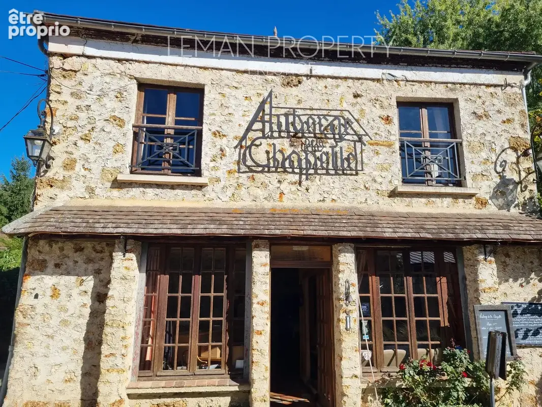 Une demeure en meulière aux volumes remarquables, au cœur du village - photo 1