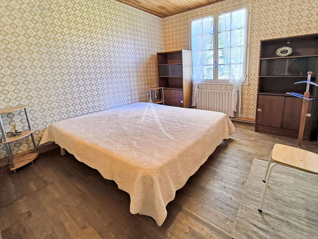Maison à MONTGESTY