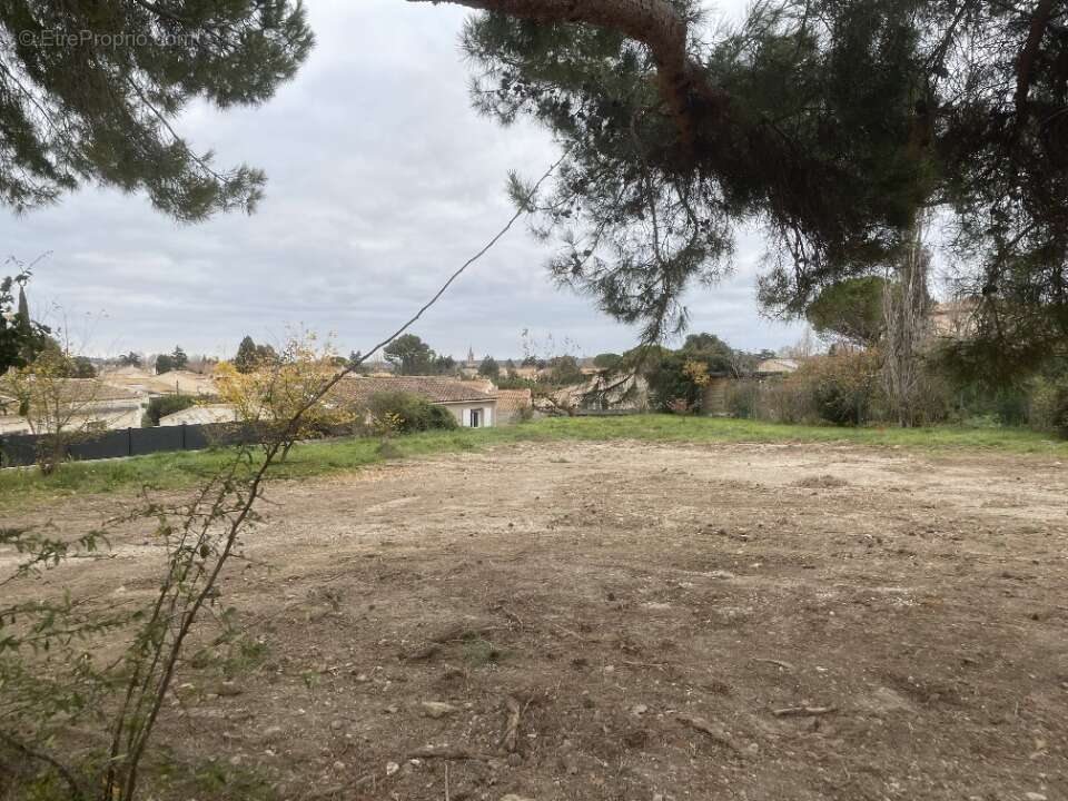 Terrain à PELISSANNE