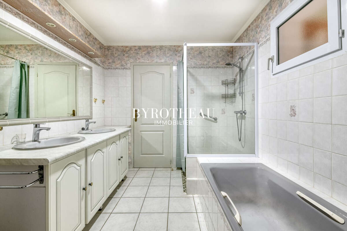 Maison 112 m² à Montreuil-Juigne  - photo 8