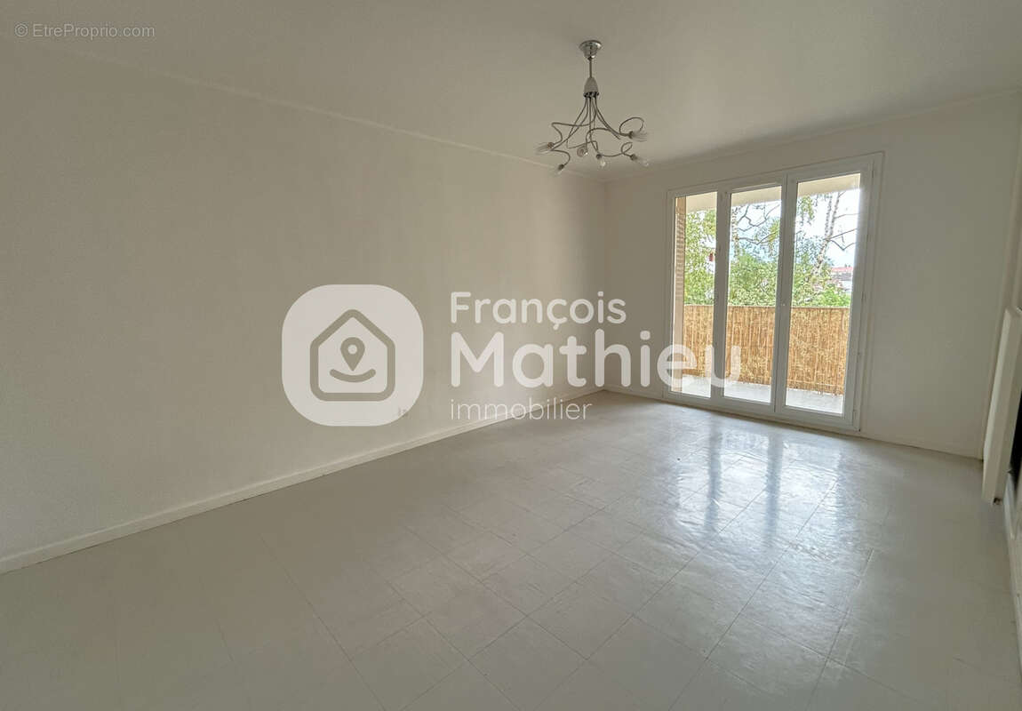 Villars-les-Dombes  - Appartement T2 d'environ 47m2 avec balcon et cave. - photo 2
