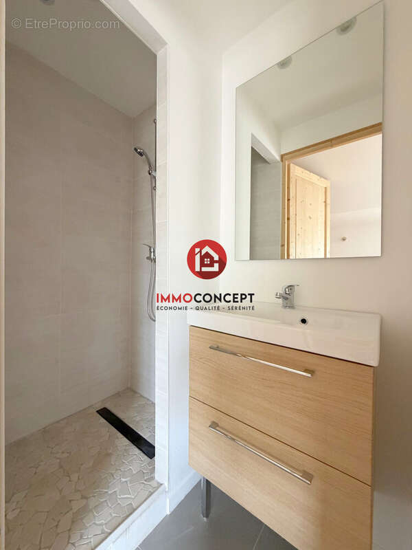 Appartement à LAUDUN-L'ARDOISE