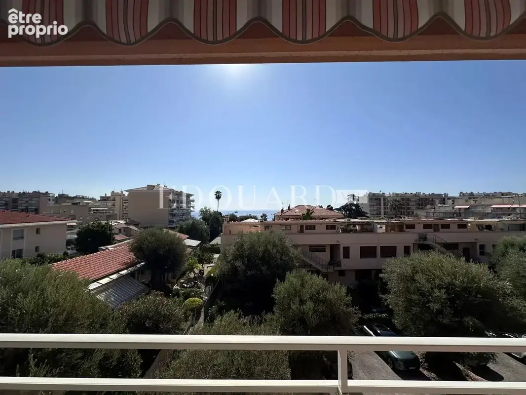 Dans immeuble de standing avec piscine, en exclusivité trois pièces avec vaste terrasse et garage - photo 6
