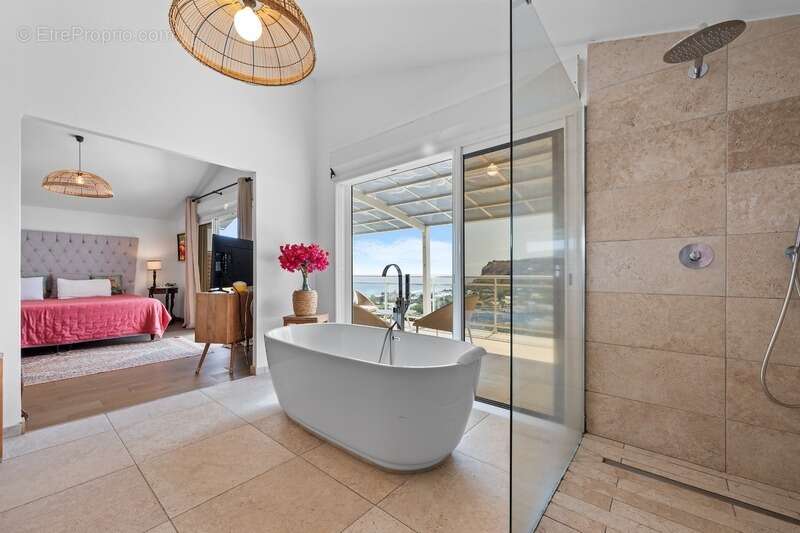 Maison à vendre 10 pièces SAINT GILLES LES BAINS (974) - photo 6