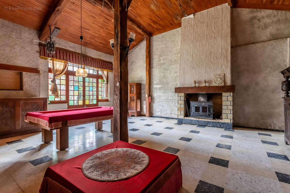 Stone property for renovation - photo 9