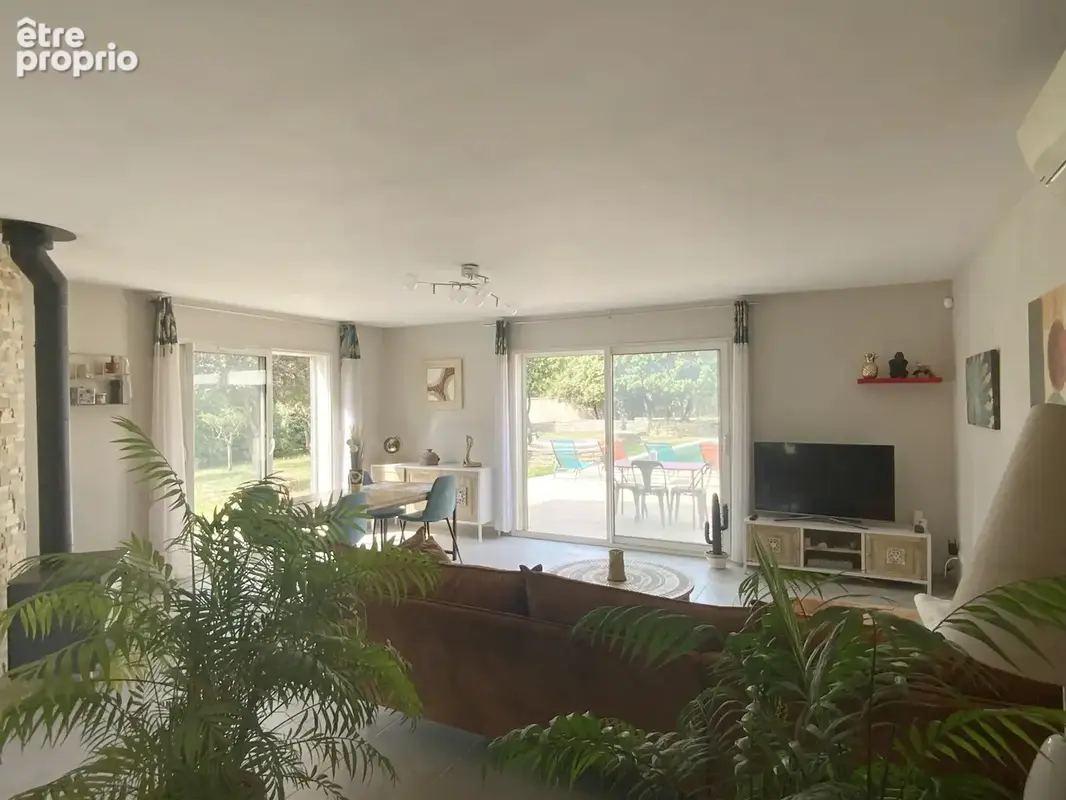 Villa de plain pied sur beau terrain arboré avec piscine. - photo 6