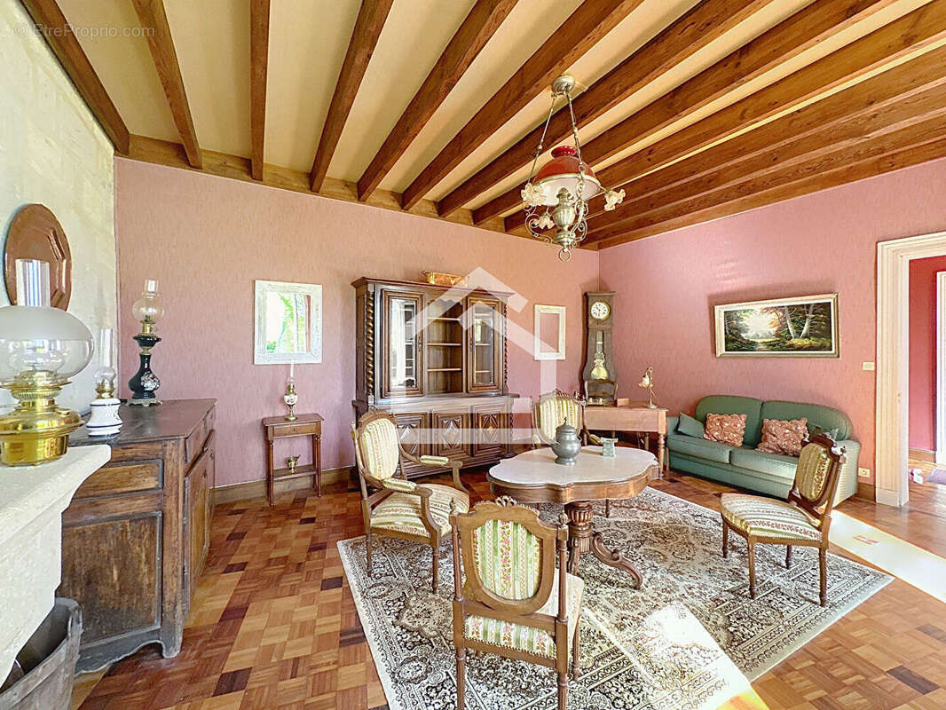 Maison à SAINT-MEDARD-DE-GUIZIERES