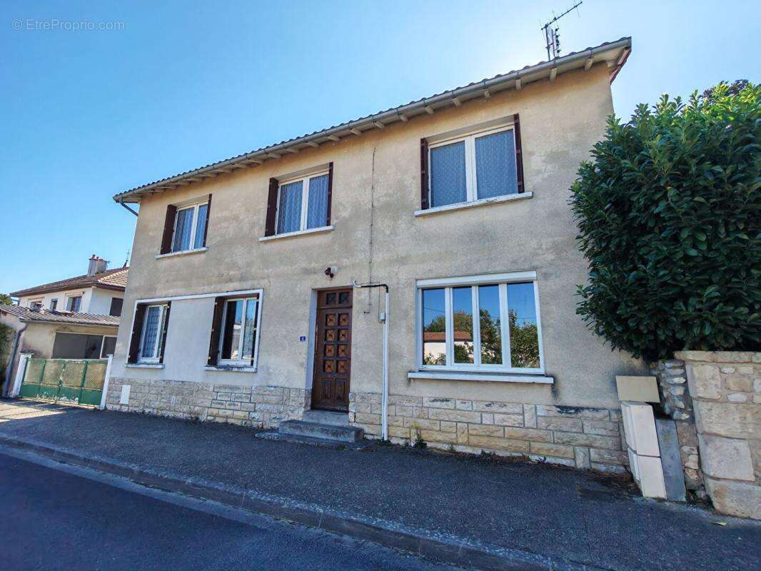 Maison de 185 m2  à Bignoux , 5 chambres , jardin, cour, grange - photo 13