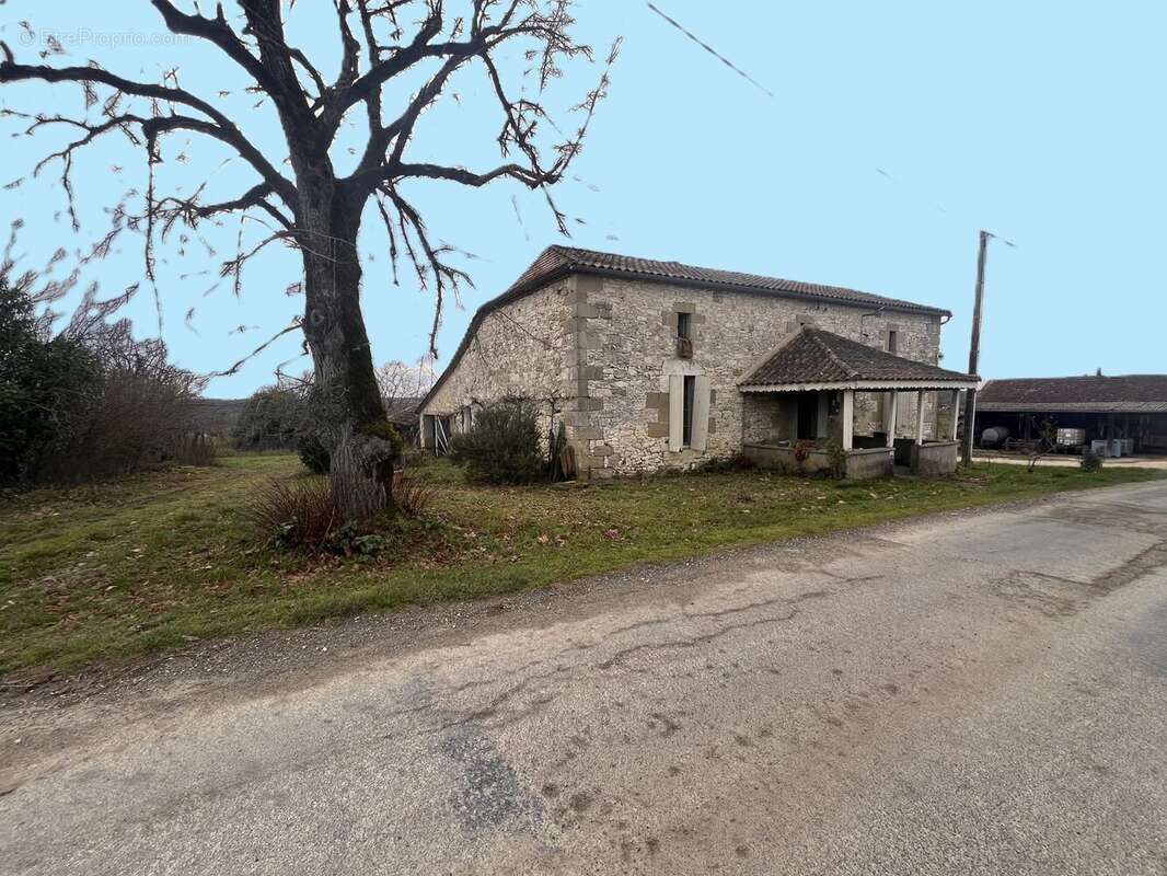 Maison à DOUZAINS
