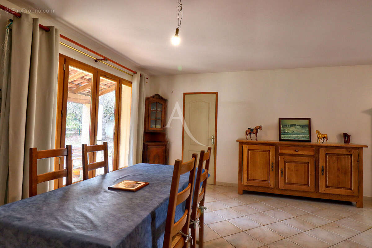 Villa de plain-pied avec terrain de 4554m2 et garage - photo 8