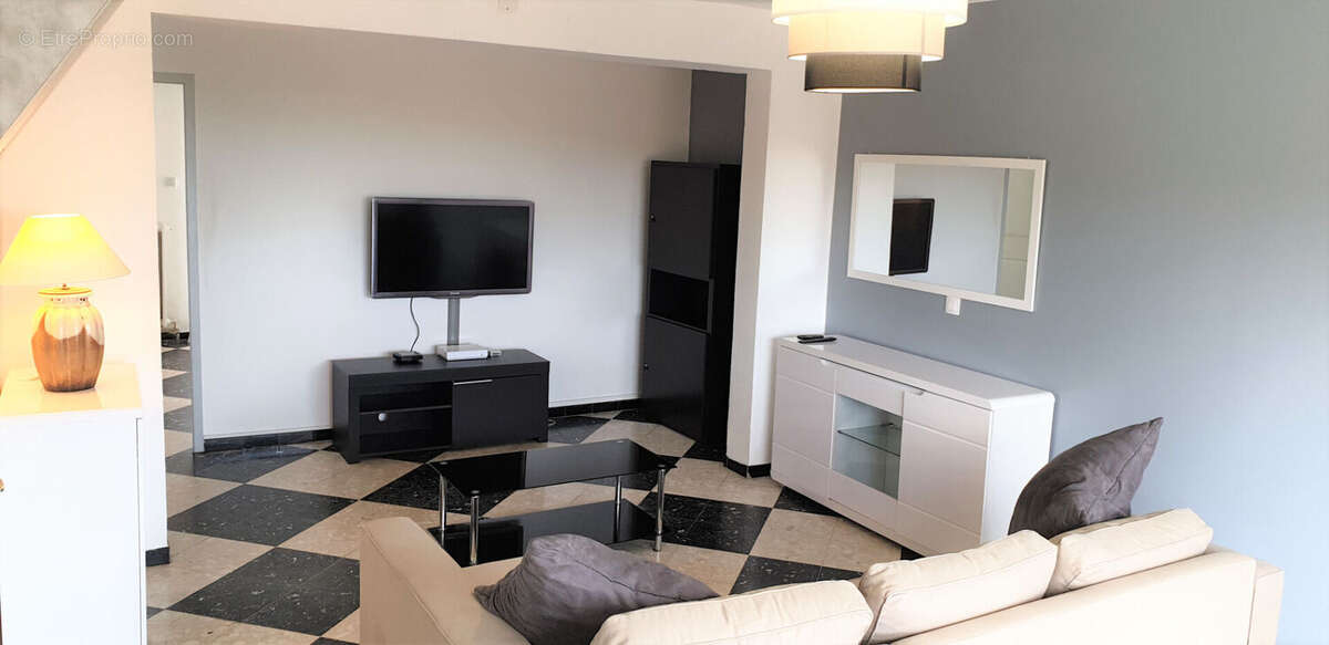 Maison à SAINT-MITRE-LES-REMPARTS