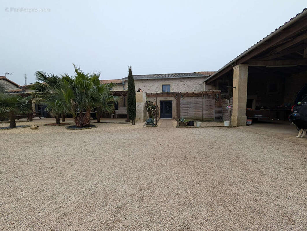 Maison à SAINTE-NEOMAYE