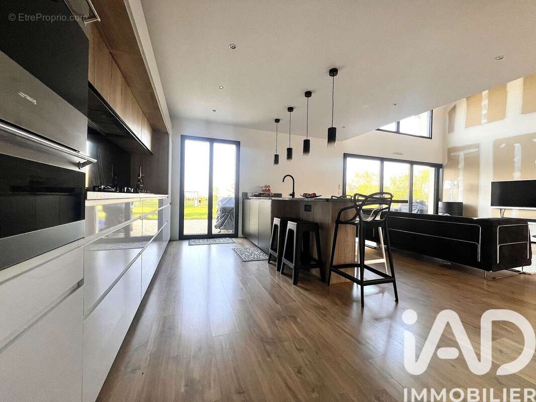 Maison 260 m² à La Brosse-Montceaux  - photo 7