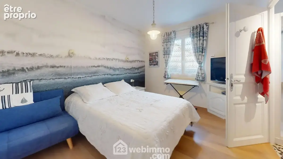 Chambre avec salle de douche.
