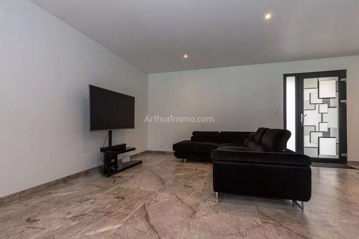 Maison à SAINT-VICTOR-DE-MORESTEL