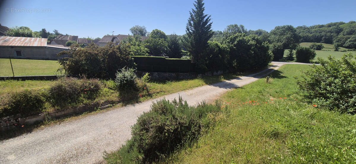 Terrain à MORESTEL