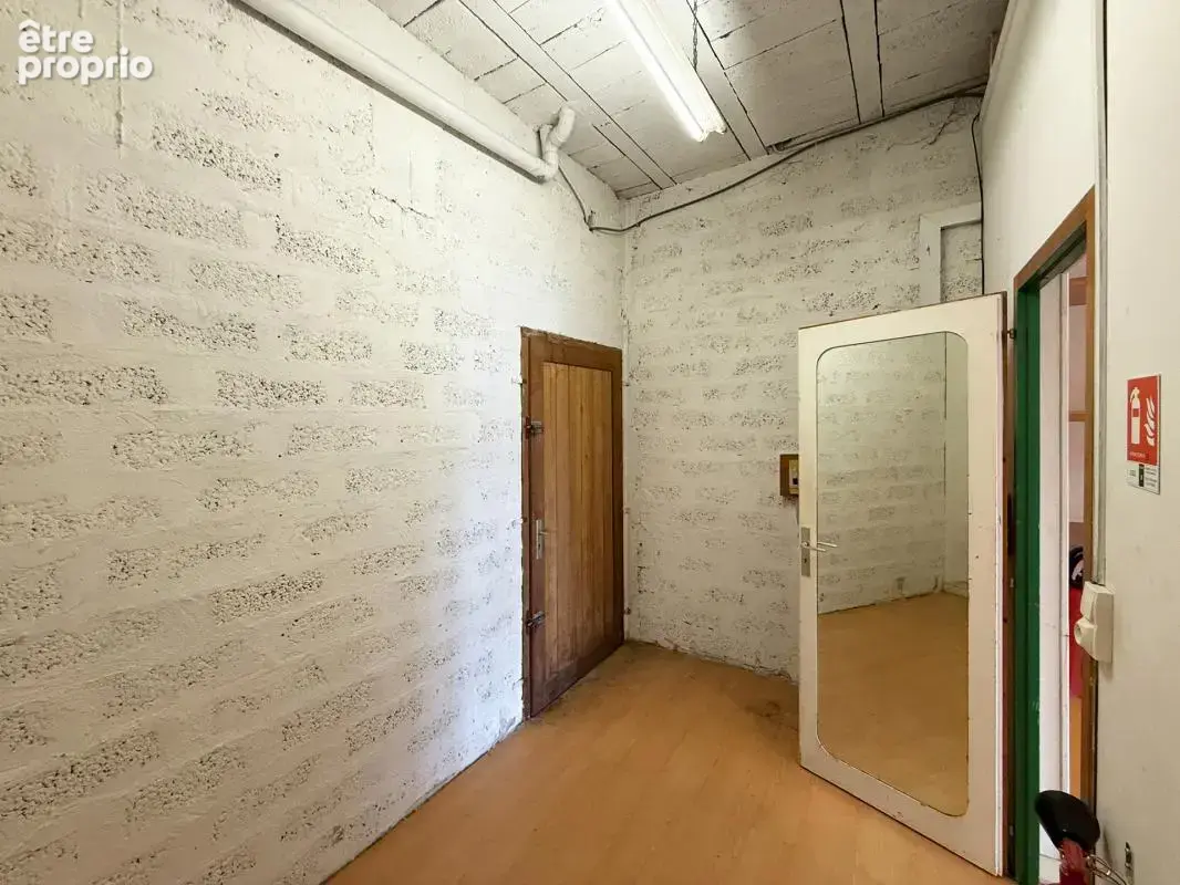 Local commercial - photo 8