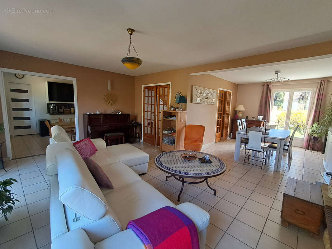 Maison à LA QUEUE-LES-YVELINES