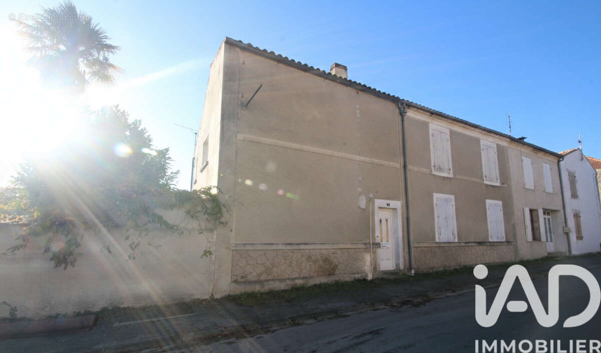 Maison 110 m² à Loulay  - photo 4