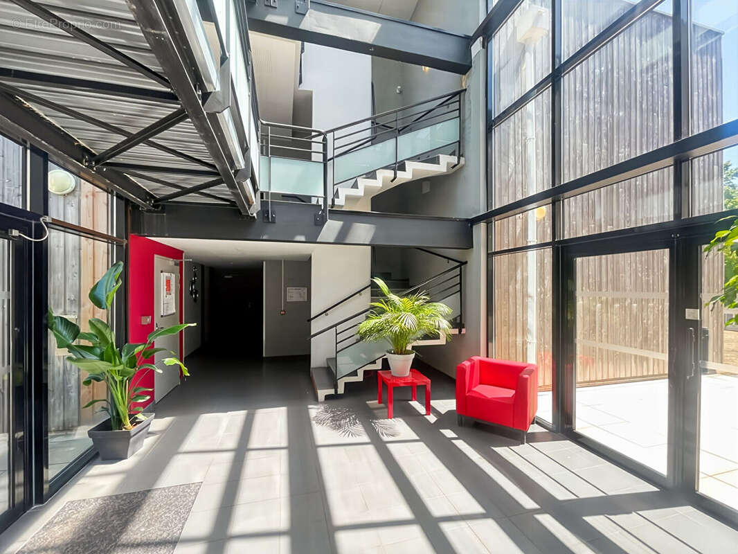 DERNIER ETAGE 3 terrasses Plein centre - photo 8