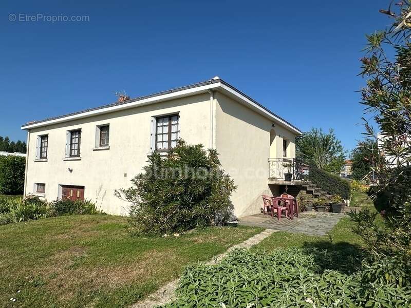 Maison à SAINT-JEAN-DE-BEUGNE